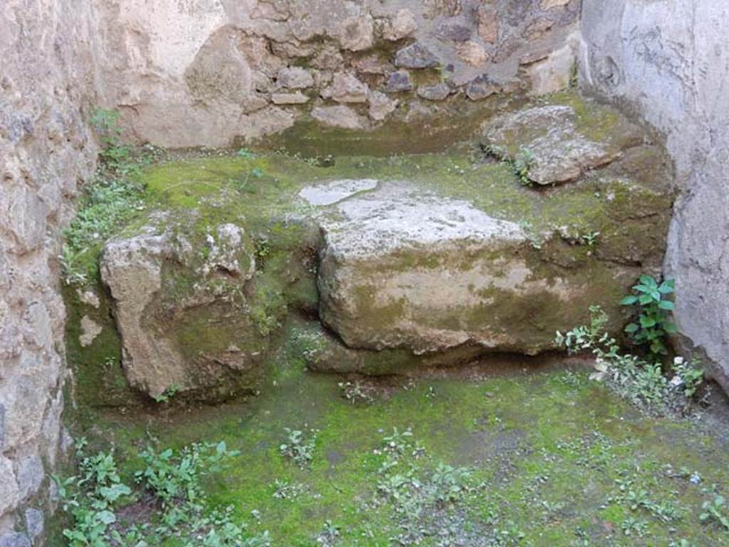 VII.11.12 Pompeii. May 2016. Detail of stone bed. Photo courtesy of Buzz Ferebee.