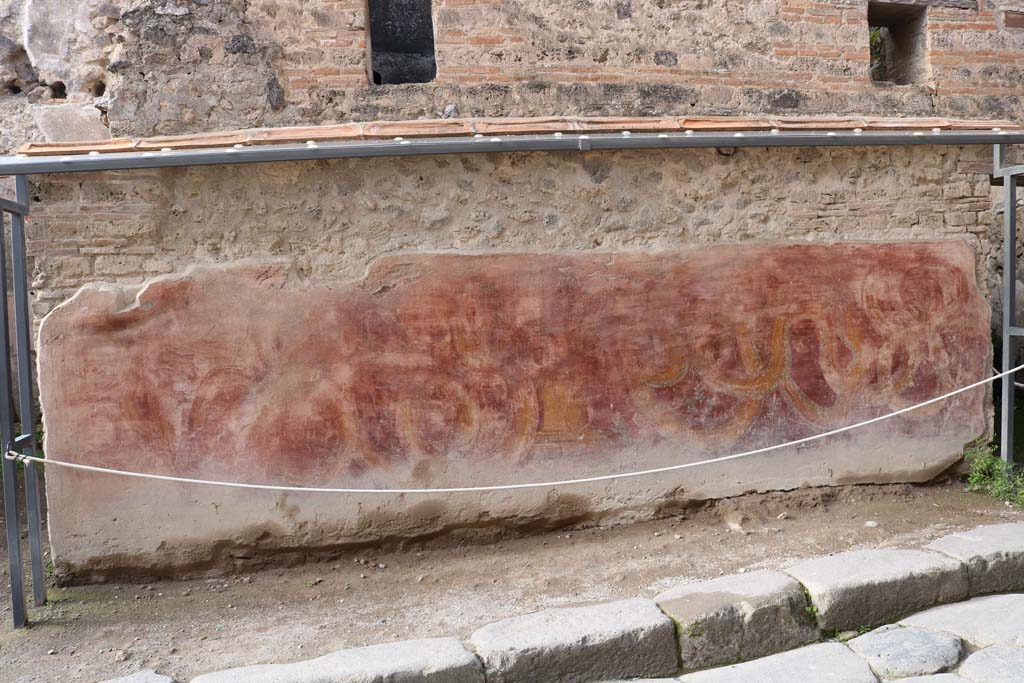 VII.11.12, Pompeii. December 2018.
Street shrine between doorways VII.11.3, on left, and VII.11.12, on right. Photo courtesy of Aude Durand.