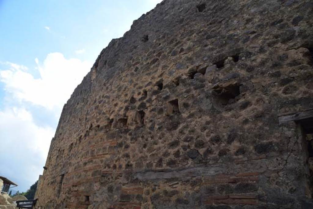 VII.11.13 Pompeii, on left, and VII.11.12, on right. November 2016. Upper exterior wall.
Photo courtesy of Marie Schulze.
