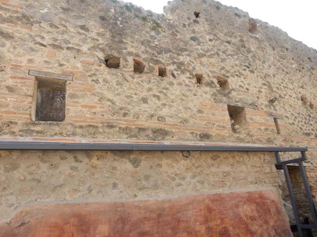 VII.11.13 Pompeii. May 2016. Upper exterior wall between VII.11.13, and VII.11.12, on right. Photo courtesy of Buzz Ferebee