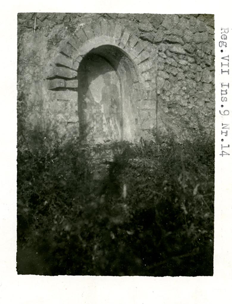 VII.11.14 Pompeii, but shown as VII.9.14 on photo. Pre-1937-39.
Garden “C”, looking towards west wall with Lararium.
Photo courtesy of American Academy in Rome, Photographic Archive. Warsher collection no. 570.