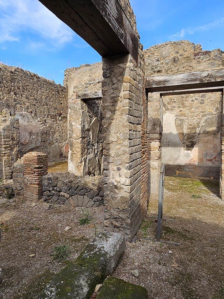 VII.11.14 Pompeii. November 2024.
North end of room 1, the passageway, with doorway to room 3, triclinium. Photo courtesy of Annette Haug.