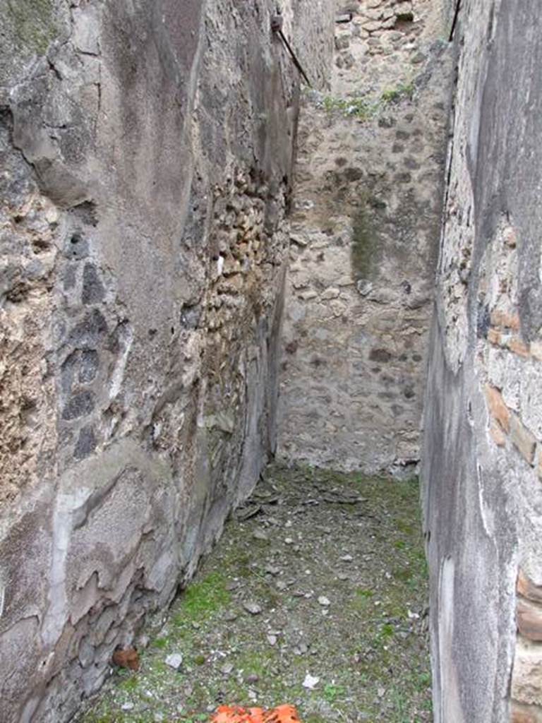 VII.11.14 Pompeii. March 2009. Room 4. Latrine.