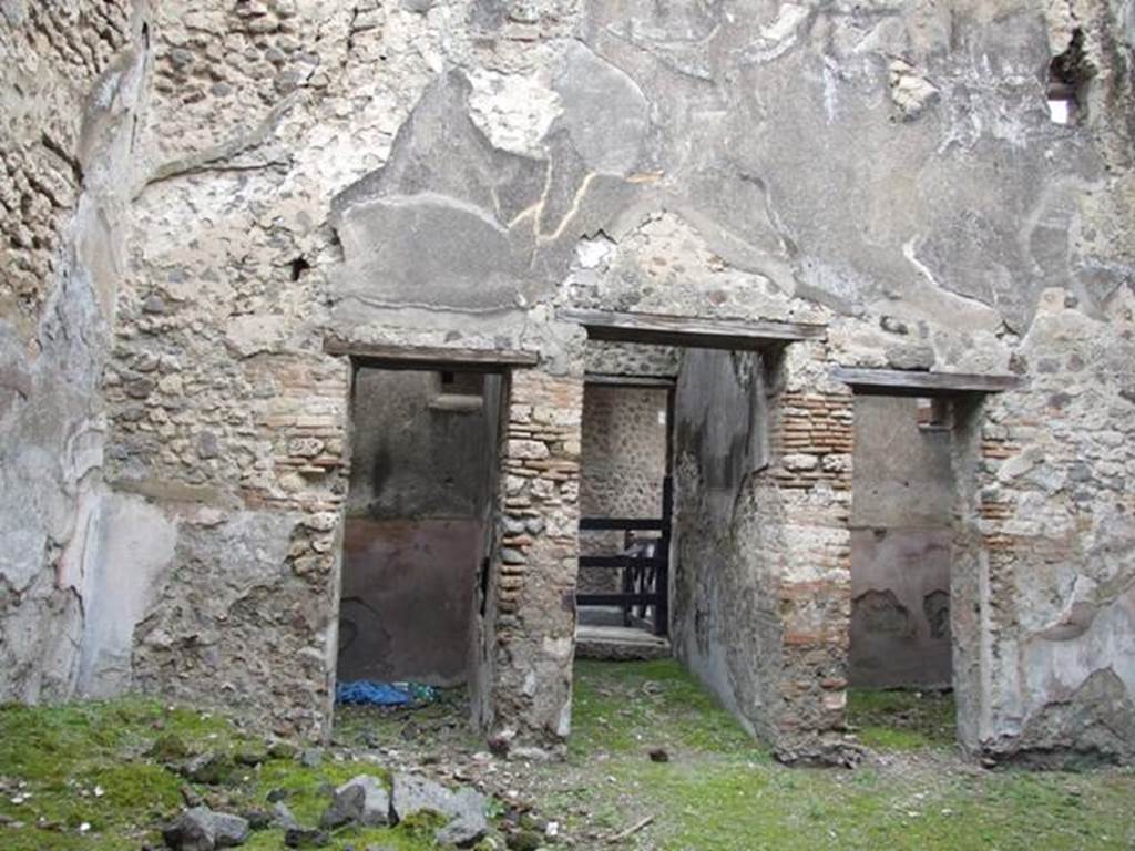 VII.11.14 Pompeii. March 2009. Room 8, atrium area, looking north across to wide fauces of VII.11.11. A doorway to a cubiculum is on either side of the entrance doorway.