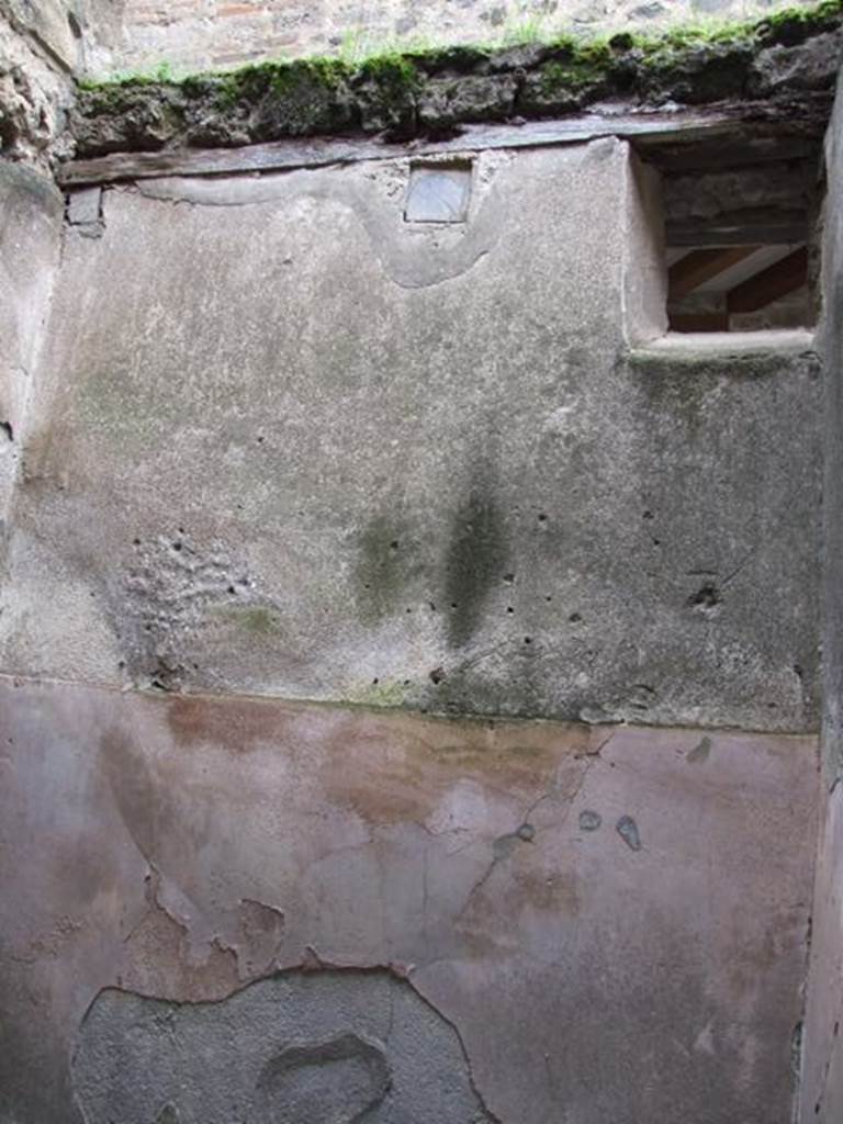 VII.11.14 Pompeii. March 2009. Room 9. Cubiculum on west side of entrance corridor. North wall with small window onto Vicolo del Balcone Pensile.
