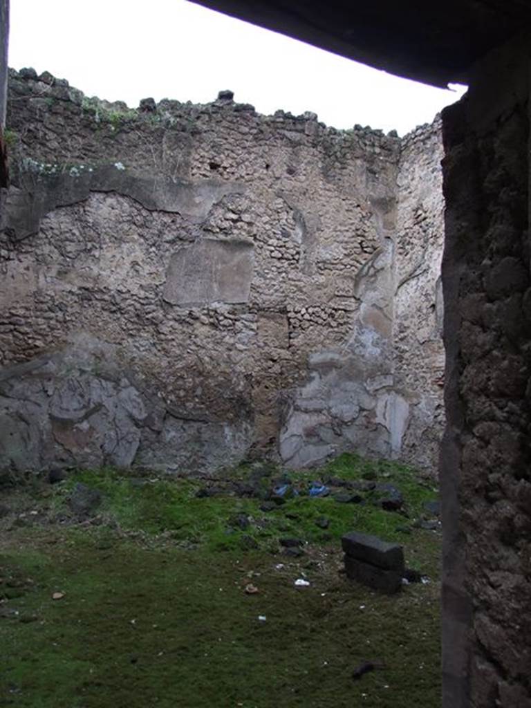 VII.11.11/14 Pompeii. December 2006.
Looking west towards north-west corner of atrium, from VII.11.12.