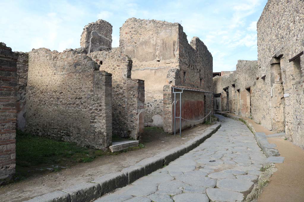 VII.11.14, Pompeii, centre left. December 2018.
Looking north in Vicolo del Lupanare between VII.11, on left, and VII.1, on right. Photo courtesy of Aude Durand.