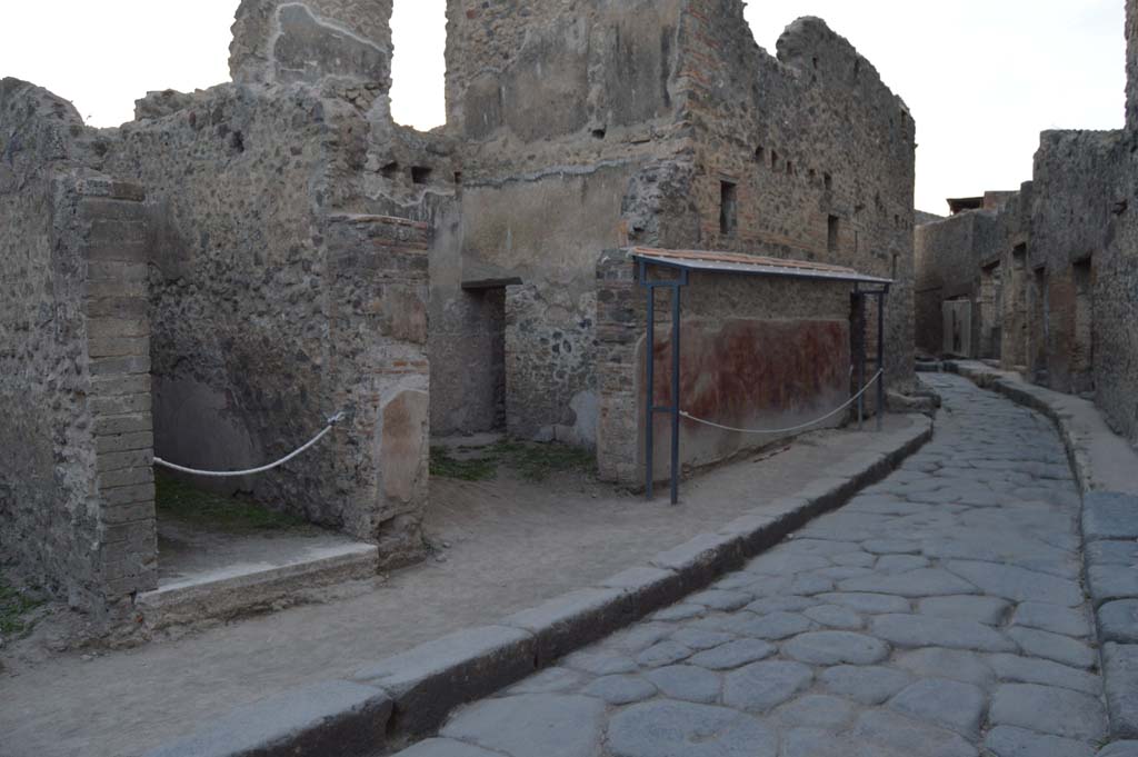 VII.11.14 Pompeii, on left. October 2017. Looking north towards entrance doorway in Vicolo del Lupanare.
Foto Taylor Lauritsen, ERC Grant 681269 DÉCOR.