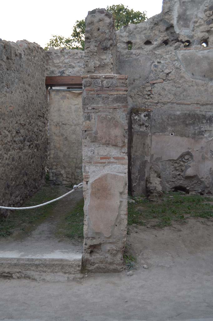 VII.11.14 Pompeii, on left. October 2017.
Looking west to pilaster between entrances, with VII.11.13, on right.
Foto Taylor Lauritsen, ERC Grant 681269 DÉCOR.