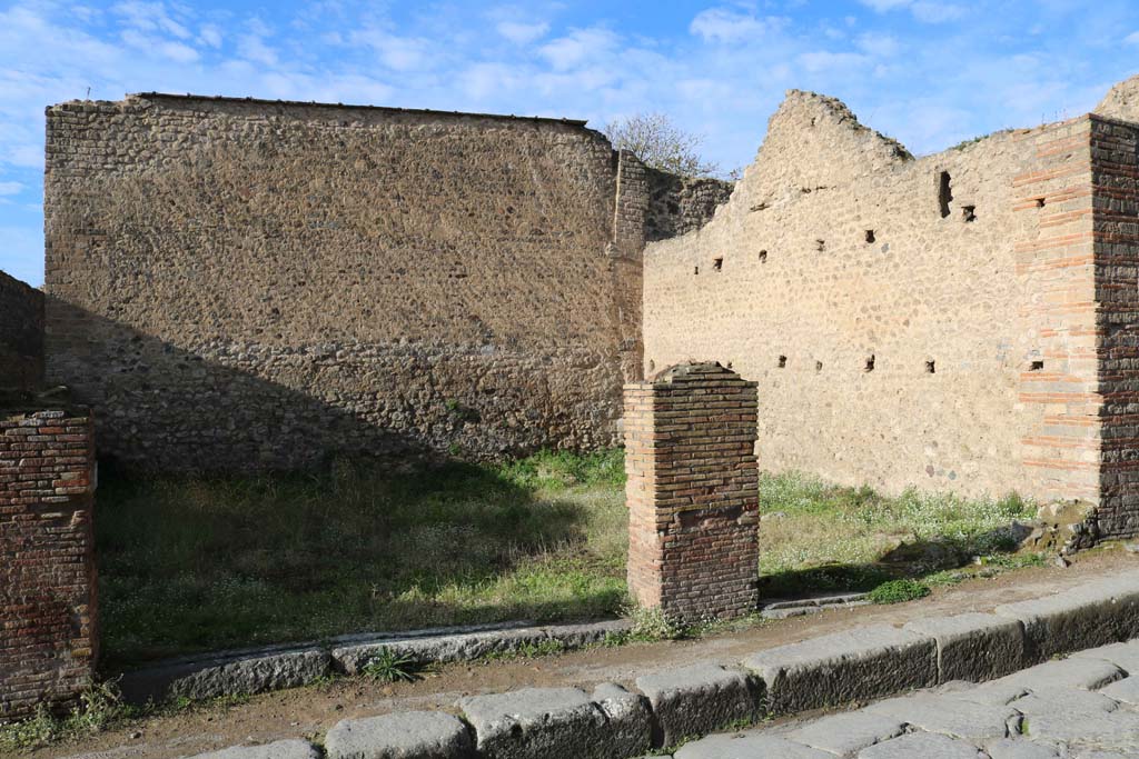 VII.11.17 and VII.11.16 Pompeii. December 2018.
Looking west to entrances to shop on Vicolo del Lupanare. Photo courtesy of Aude Durand.