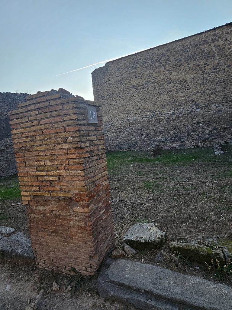 VII.11.16 Pompeii. November 2024.
Central pilaster between entrance doorways of linked shops. Photo courtesy of Annette Haug.
