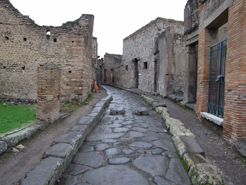 VII.11.17 Pompeii. December 2006. Vicolo del Lupanare, looking north. VII.1 on right.