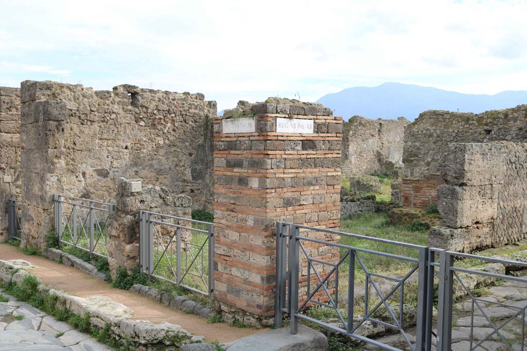 VII.12.1 Pompeii in centre, VII.12.2 on left. December 2018.
The doorway at VII.12.37 is on the right. Photo courtesy of Aude Durand.
