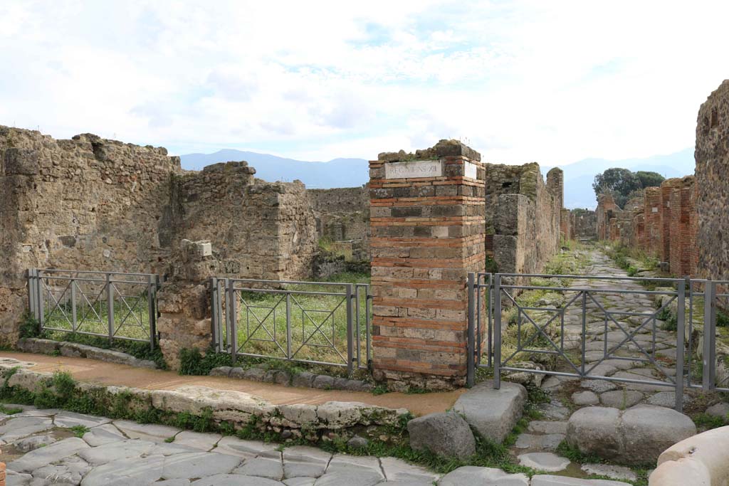 VII.12.2 Pompeii on left, VII.12.1 in centre. December 2018.
Looking south on Vicolo di Eumachia, on right. Photo courtesy of Aude Durand.