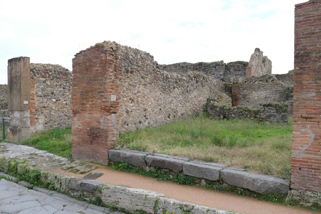 VII.12.5, Pompeii, centre and right. December 2018.
Looking towards entrance doorway on Via degli Augustali, with VII.12.6, on left. Photo courtesy of Aude Durand.