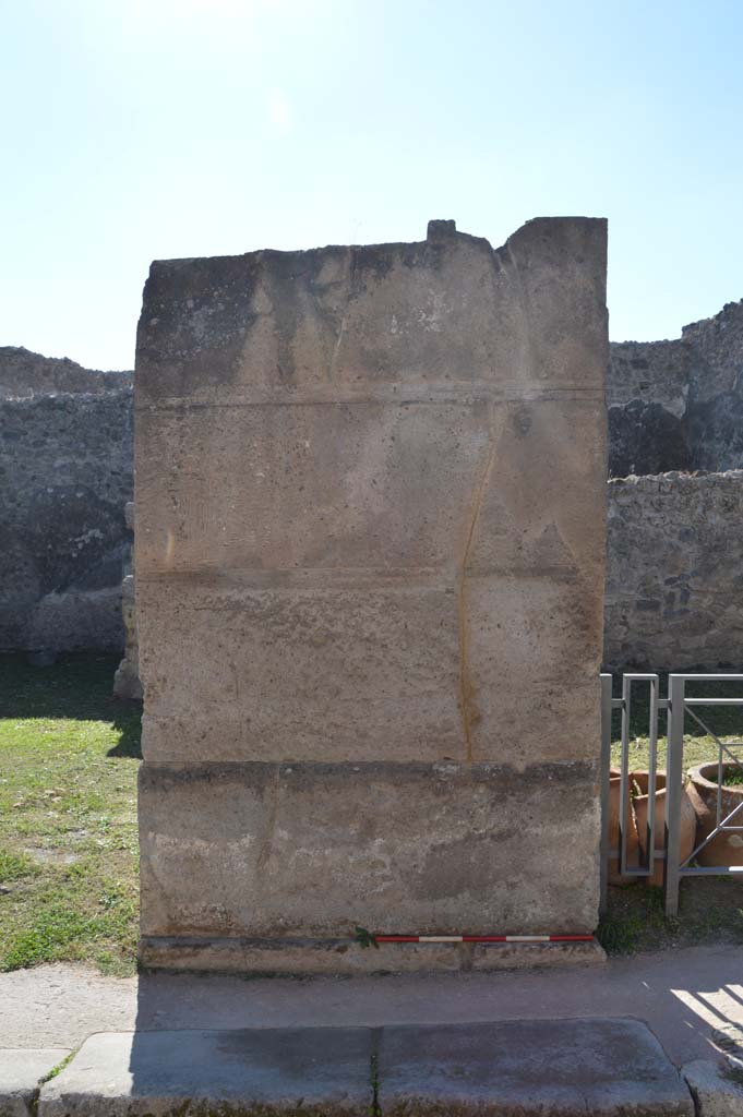 VII.12.9 Pompeii, on right. October 2017.
Looking south to pilaster between entrances, site of wall painting of Mercury.
Foto Taylor Lauritsen, ERC Grant 681269 DÉCOR.