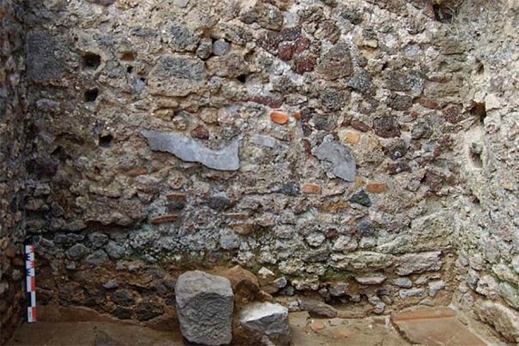 Fig. 56 – Pompéi, boulangerie VII 12, 11 – Mur méridional de la salle de façonnage.
Vue du nord.
Cliché : S. Aho – EFR.