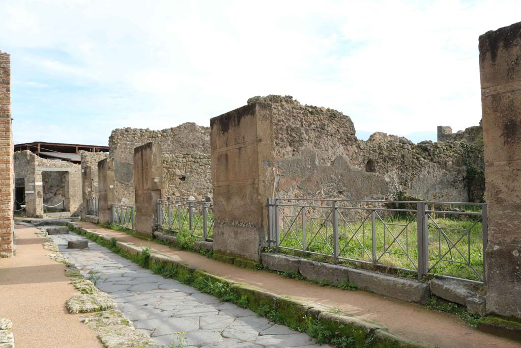 Via degli Augustali, Pompeii. December 2018.
Looking east along south side, with VII.12.11, on right. Photo courtesy of Aude Durand.
