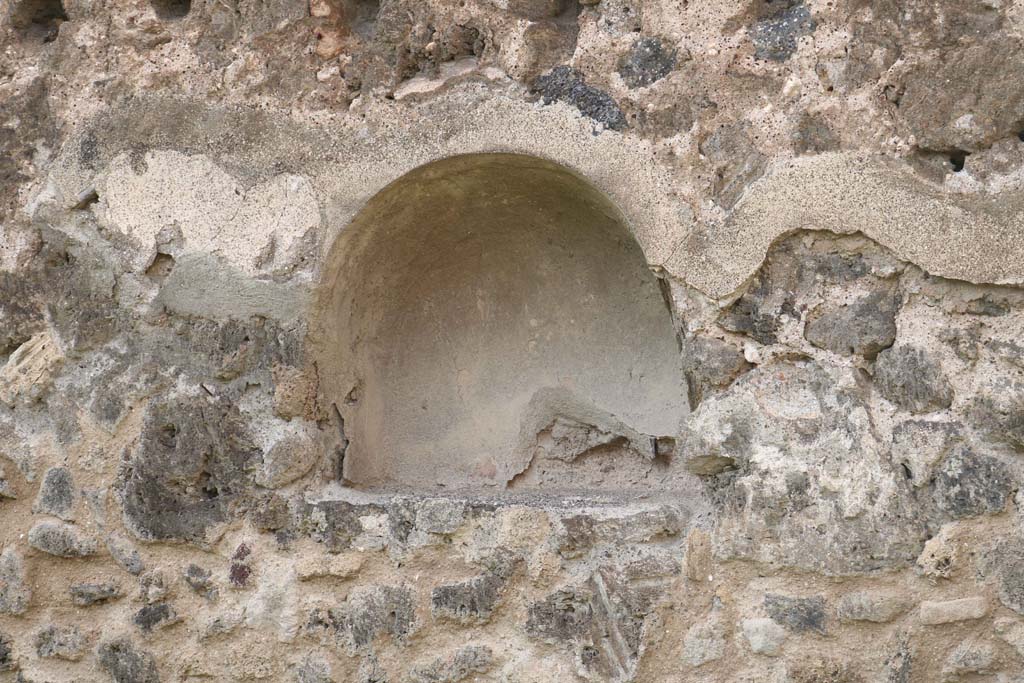 VII.12.12, Pompeii. December 2018. Arched niche in west wall. Photo courtesy of Aude Durand.