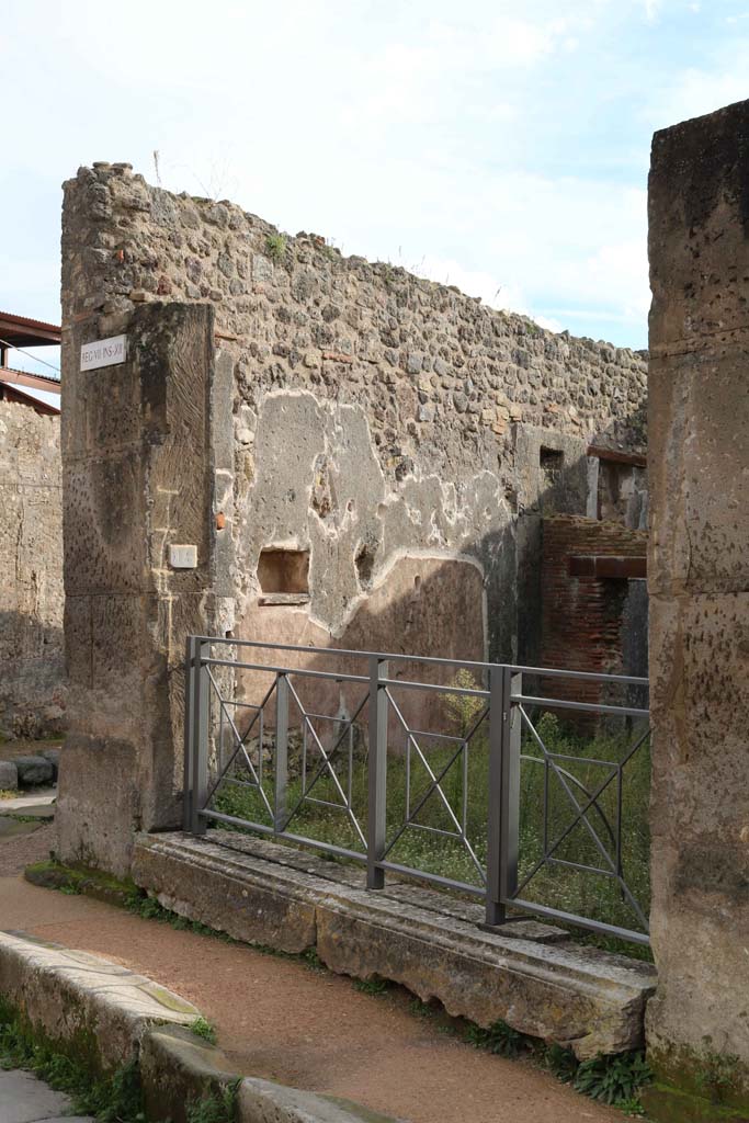 VII.12.14, Pompeii. December 2018.
Entrance doorway, looking east to junction with Vicolo del Lupanare, from Via degli Augustali.
Photo courtesy of Aude Durand.