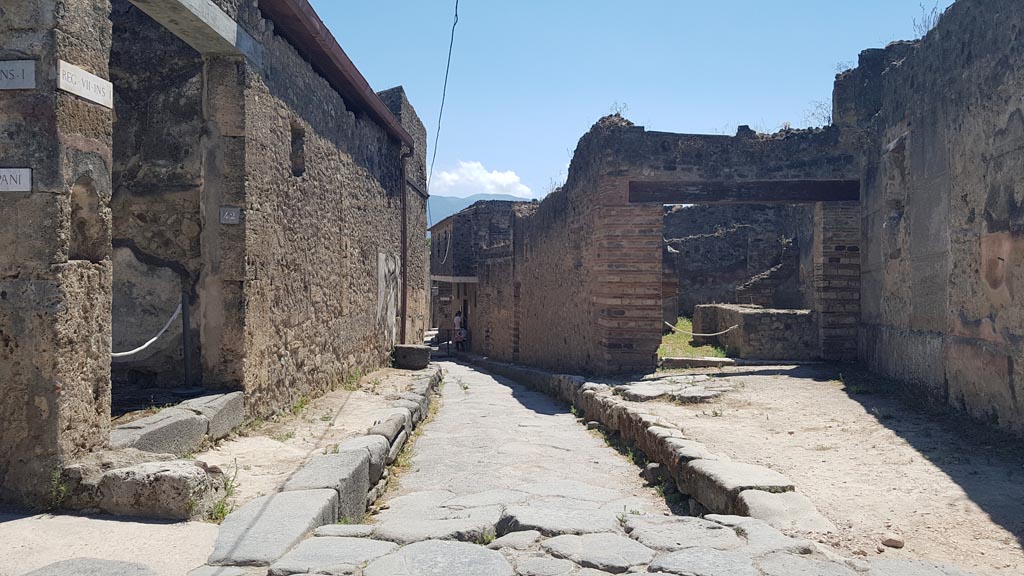 VII.12.15 Pompeii, on right. August 2023.
Looking south along Vicolo del Lupanare, with VII.1.42, on left. Photo courtesy of Maribel Velasco.