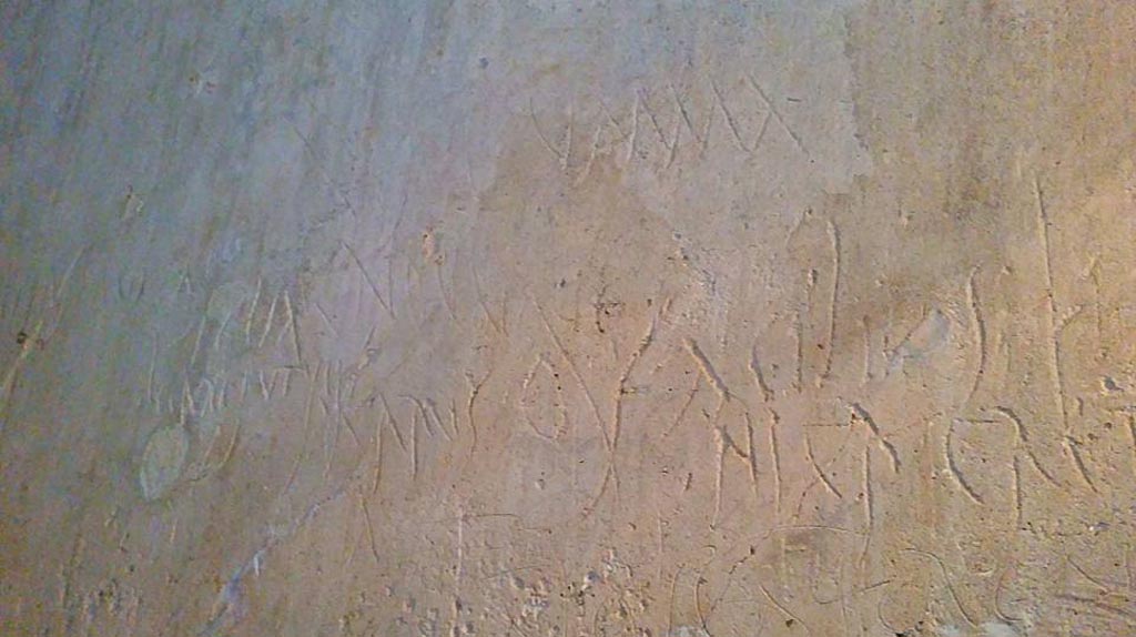 VII.12.18 Pompeii. 2015/2016.
Plastered wall of prostitute’s room covered with graffiti left by the clients and the girls that worked there. Photo courtesy of Giuseppe Ciaramella.