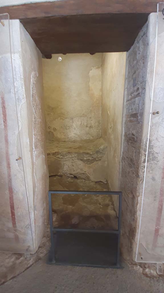 VII.12.18 Pompeii. July 2021.
Looking through doorway of a prostitutes room with stone bed.
Foto Annette Haug, ERC Grant 681269 DÉCOR.