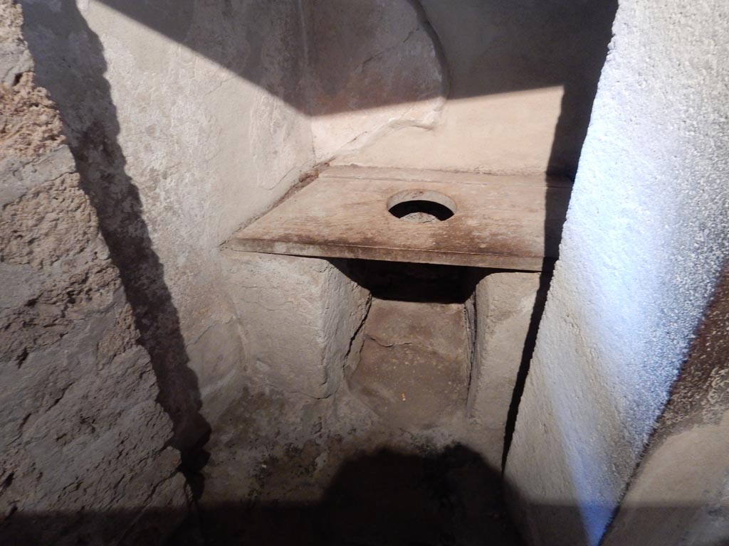 VII.12.18 Pompeii. May 2015. Latrine. Photo courtesy of Buzz Ferebee.