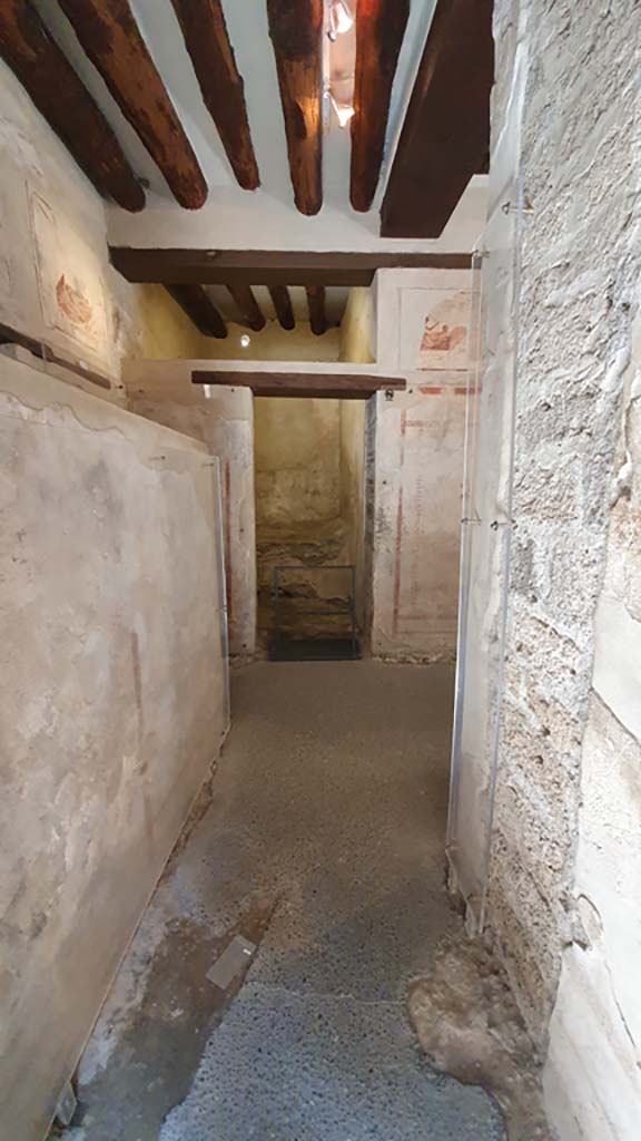VII.12.18 Pompeii. July 2021.
Looking north from doorway at VII.12.19, with screen/wall of latrine, on left.
Foto Annette Haug, ERC Grant 681269 DÉCOR.
