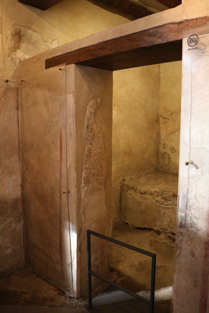 VII.12.18, Pompeii. December 2018.
Looking towards room at west end on north side. Photo courtesy of Aude Durand.