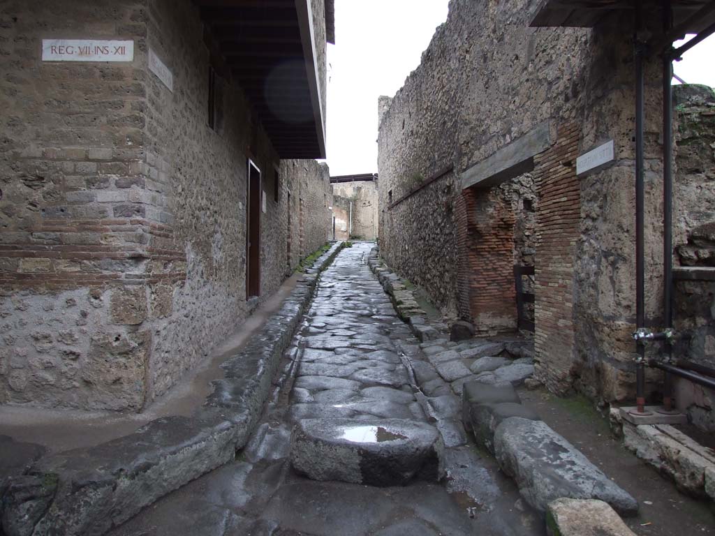 VII.12.18 Pompeii, on left. December 2006. Vicolo del Lupanare, looking north. VII.1, on the right.