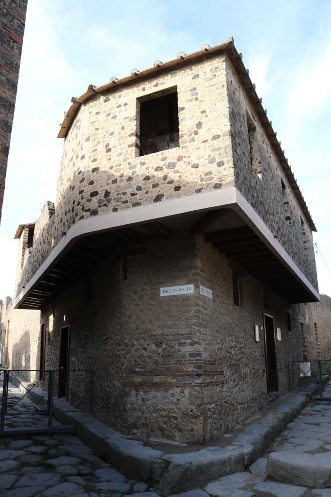 VII.12.18 Pompeii. December 2018.
Looking north at junction with Vicolo del Balcone Pensile, on left, and Vicolo del Lupanare, on right.
Photo courtesy of Aude Durand.