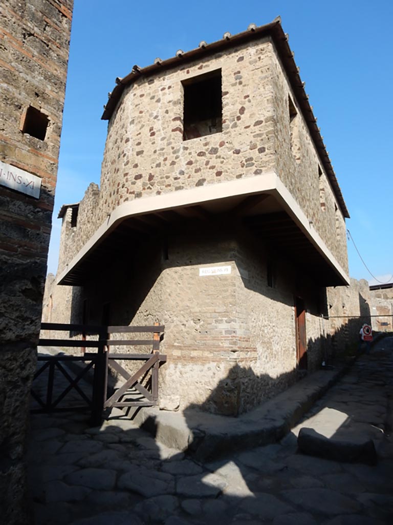 VII.12.18 Pompeii. May 2015.
Looking north at junction with Vicolo del Balcone Pensile on left, and Vicolo del Lupanare on right.
Photo courtesy of Buzz Ferebee.