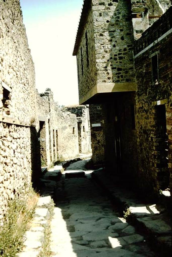 VII.12.18 and VII.12.17 Pompeii, on right. 1957. Vicolo del Lupanare, looking south.
Photo by Stanley A. Jashemski.
Source: The Wilhelmina and Stanley A. Jashemski archive in the University of Maryland Library, Special Collections (See collection page) and made available under the Creative Commons Attribution-Non Commercial License v.4. See Licence and use details.
J57f0464