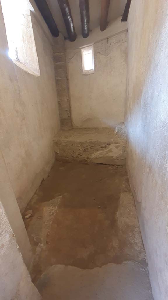 VII.12.18 Pompeii. July 2021.
Looking through doorway into room for use by prostitute, on south side at east end.
Foto Annette Haug, ERC Grant 681269 DÉCOR.