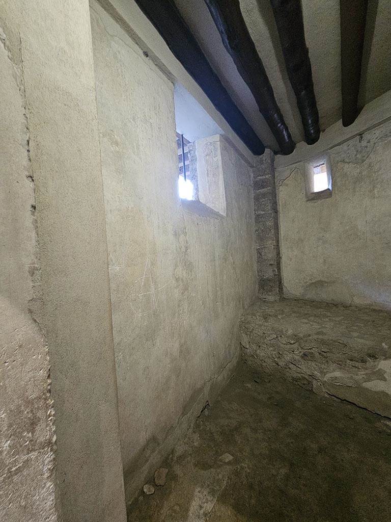 VII.12.18 Pompeii. November 2024.
Looking south along east wall with graffiti. Photo courtesy of Annette Haug.