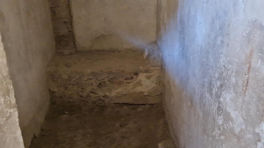 VI.12.18 Pompeii. April 2022.
Detail of stone bed in room used by prostitute, on south side at east end. Photo courtesy of Giuseppe Ciaramella.