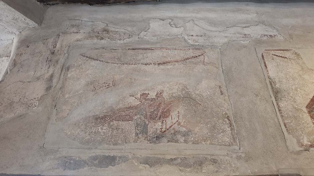 VII.12.18 Pompeii. July 2021. Frieze above a doorway with an erotic wall painting.
Foto Annette Haug, ERC Grant 681269 DÉCOR.
