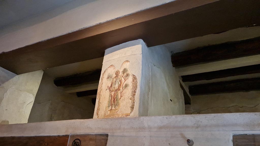 VI.12.18 Pompeii. April 2022.
Wall painting of Priapus from the upper frieze in the middle of the north wall. Photo courtesy of Giuseppe Ciaramella.
