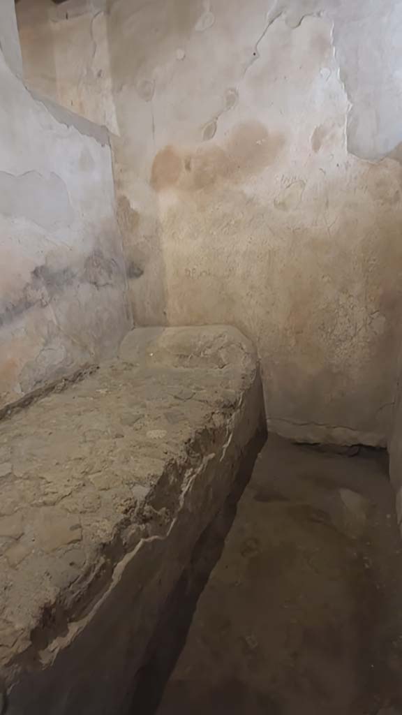 VII.12.18 Pompeii. July 2021. Prostitutes room with stone bed.
Foto Annette Haug, ERC Grant 681269 DÉCOR.