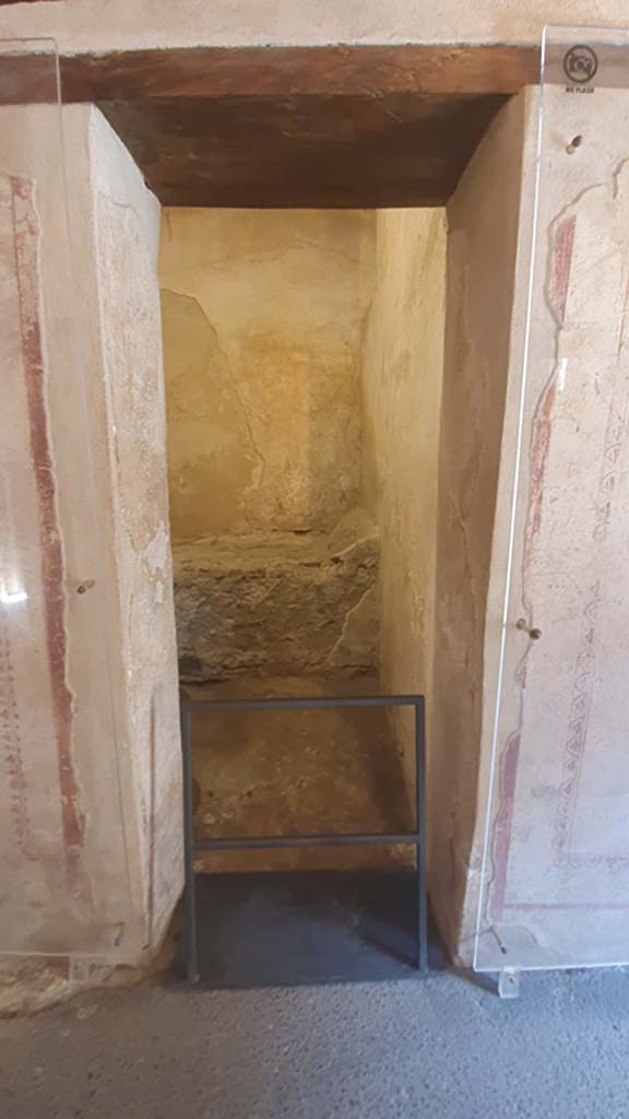 VII.12.18 Pompeii. July 2021. Doorway to prostitute’s room with stone bed.
Foto Annette Haug, ERC Grant 681269 DÉCOR.