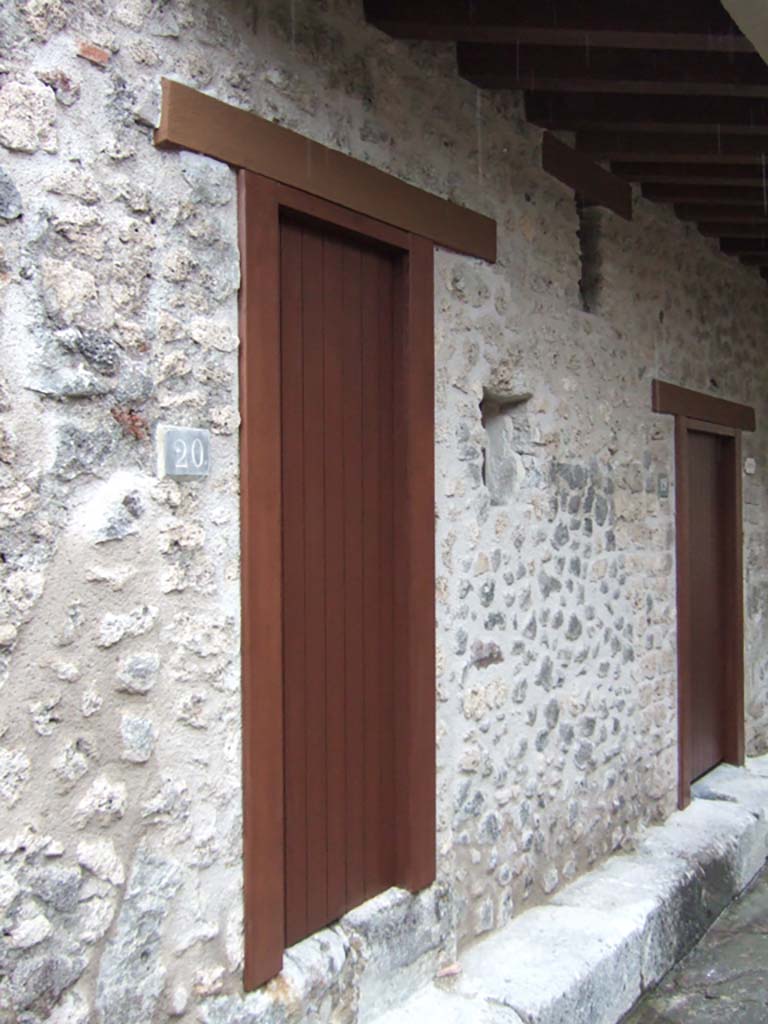 VII.12.20 Pompeii. December 2005. Entrance doorway. This doorway had a bell.
The top floor was reached by a staircase. This led to a corridor which gave access to five more small rooms.
These were in addition to the five rooms below in the Lupanare at VII.12.18 and VII.12.19.