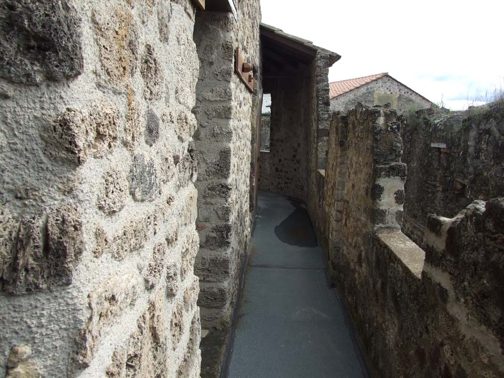 VII.12.20 Pompeii. March 2009. Looking east along corridor at top of staircase.