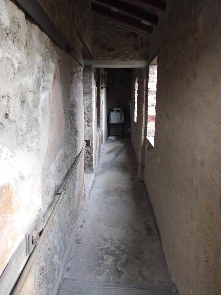 VII.12.20 Pompeii. March 2009.
Outer corridor, looking north with windows overlooking Vicolo del Lupanare.