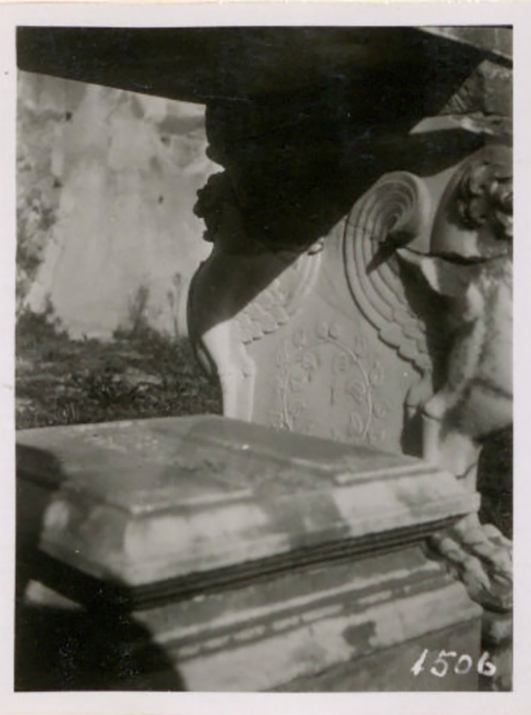 VII.12.21 Pompeii. Pre 1948. Underneath the marble table supported by Griffins is a crown of ivy.
Warscher notes: “Richiamo attenzio alla corona di edera d’un lavoro molto fine”. 
See Warscher T, 1948. Marmi di Pompeii: Vol. 3. Rome: Swedish Institute, fig. 133b.

