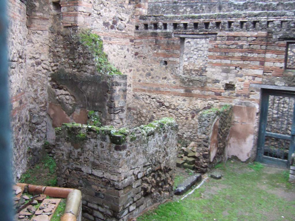 VII.12.21 Pompeii.  December 2005. Looking east into VII.12.17.