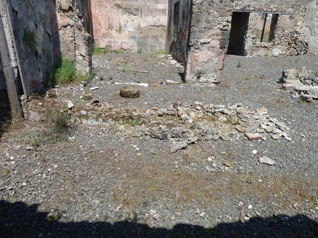 VII.12.26 Pompeii. May 2010. Small garden area on south side of triclinium.
