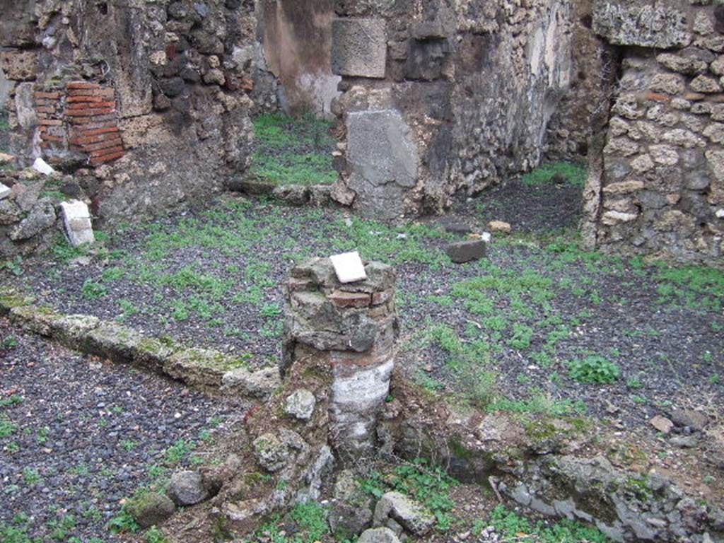 VII.12.26 Pompeii. December 2005. Looking north-east from garden area, across portico to two doorways to cubicula.
