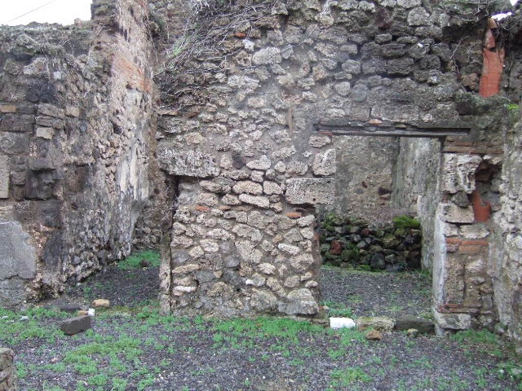 VII.12.26 Pompeii.  December 2005. Cubiculum on east side of Portico.