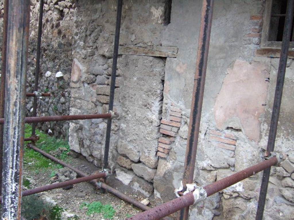 VII.12.29 Pompeii. December 2005. Blocked entrance. According to Eschebach, this doorway led to a public latrine. See Eschebach, L., 1993. Gebäudeverzeichnis und Stadtplan der antiken Stadt Pompeji. Köln: Böhlau. (p.331) According to Hobson, the latrine is not evident.
See Hobson, B. 2009. Pompeii, Latrines and Down Pipes. Oxford, Hadrian Books, (p.392) According to Fiorelli, “a dark and narrow cell, with entrance from the previous house seems to have served as a prison….” See Pappalardo, U., 2001. La Descrizione di Pompei per Giuseppe Fiorelli (1875). Napoli: Massa Editore. (p.114)